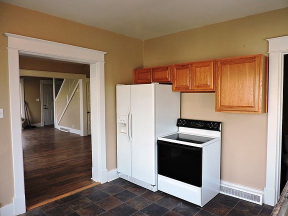 5th image of 208 E Dallas St