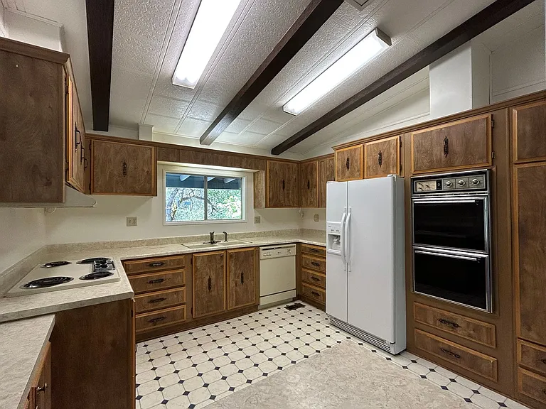 373 Lodgeview Dr — Photo 6