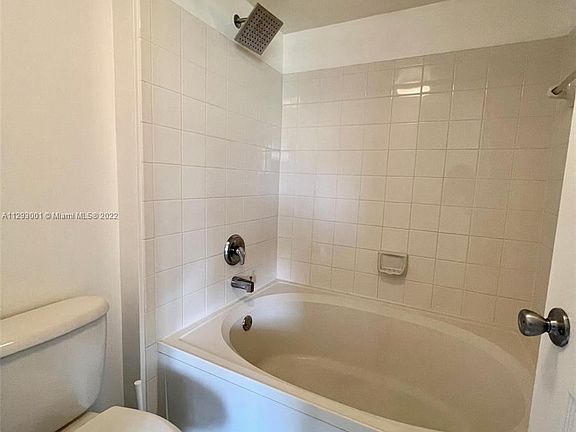 4th image of 2891 NE 185th St APT 1005