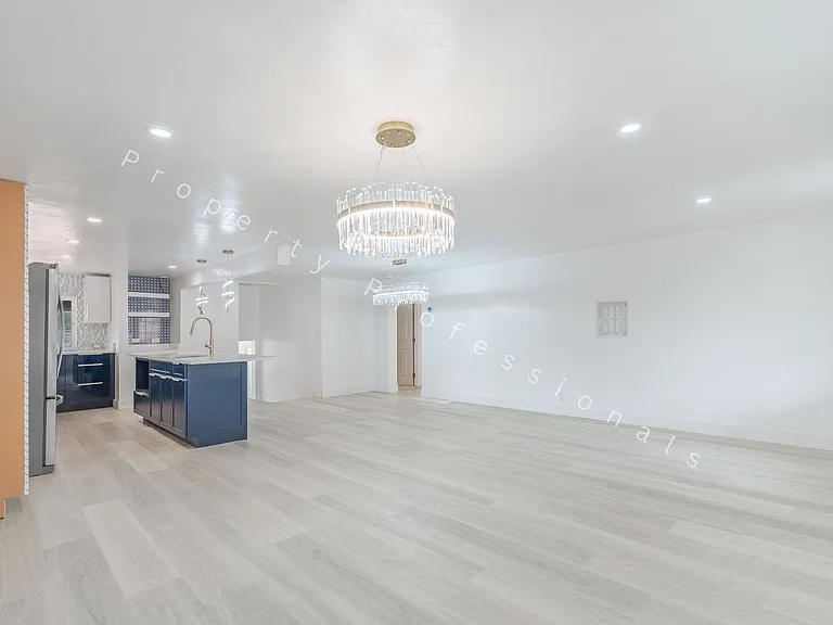 221 W 5th St — Photo 3