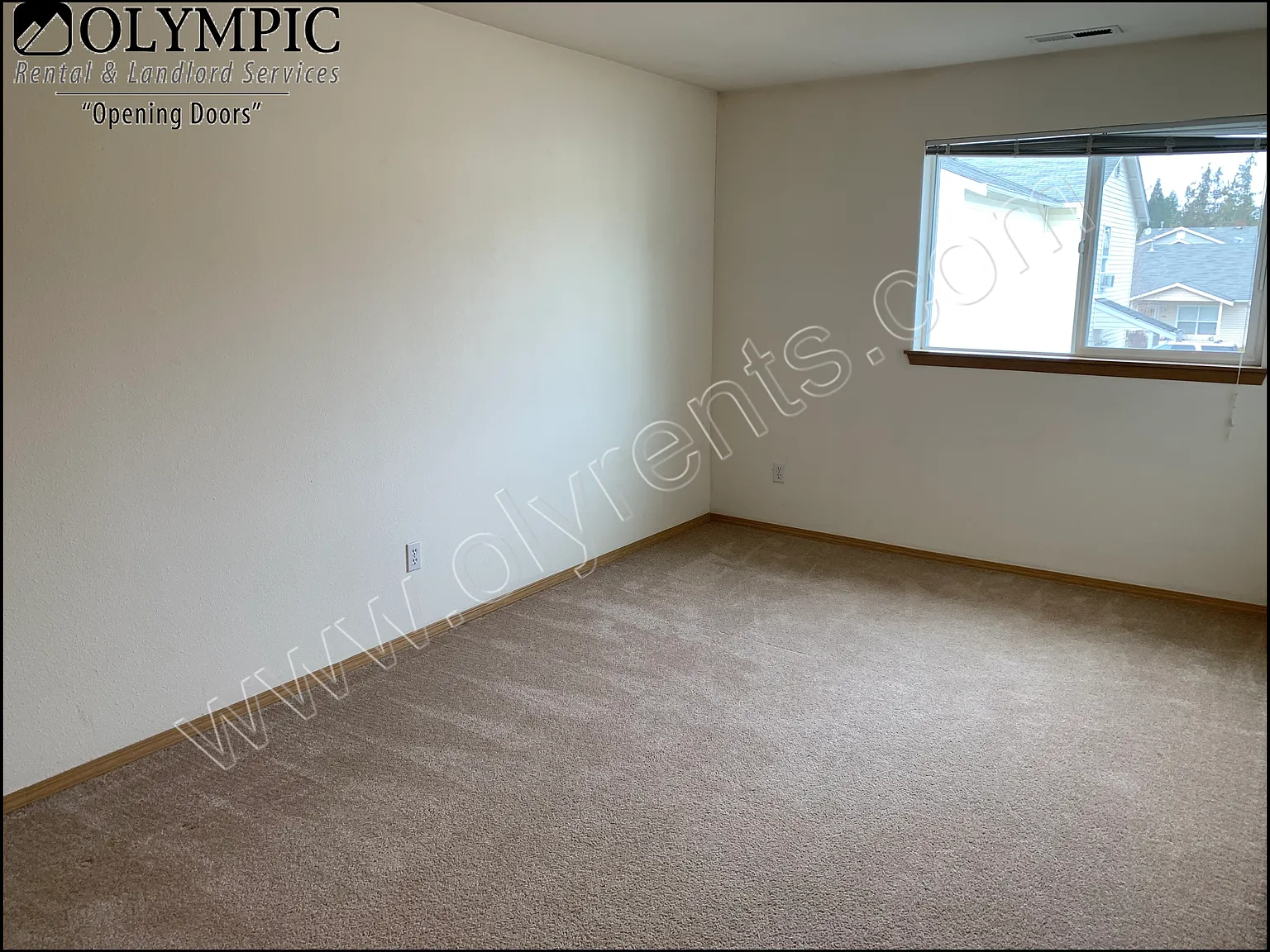 College Springs spacious 3 bdrm, 2.5 bath w/bonus room & 2 car garage. — Photo 2