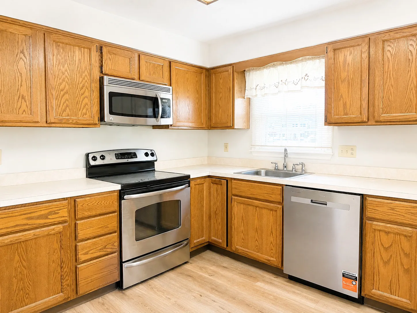 2 bed, 1952 sqft, $2,700 — Photo 3