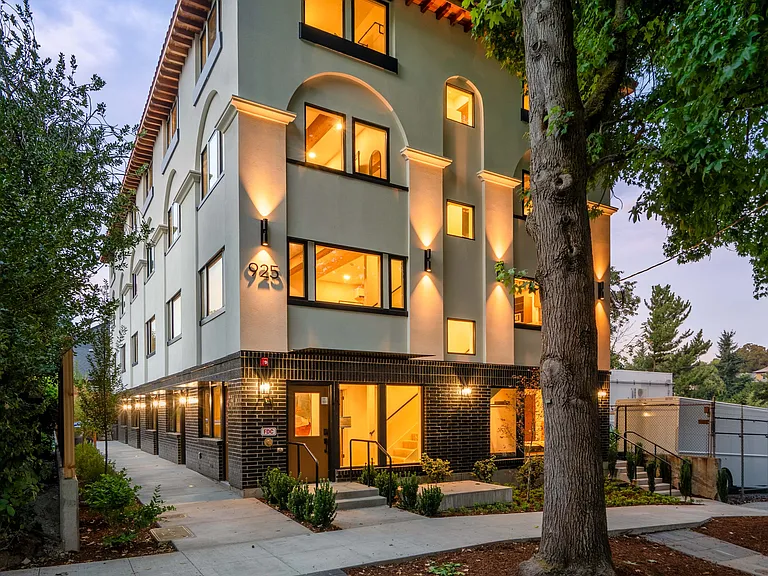 925 NE 23rd Ave #F — Photo 49