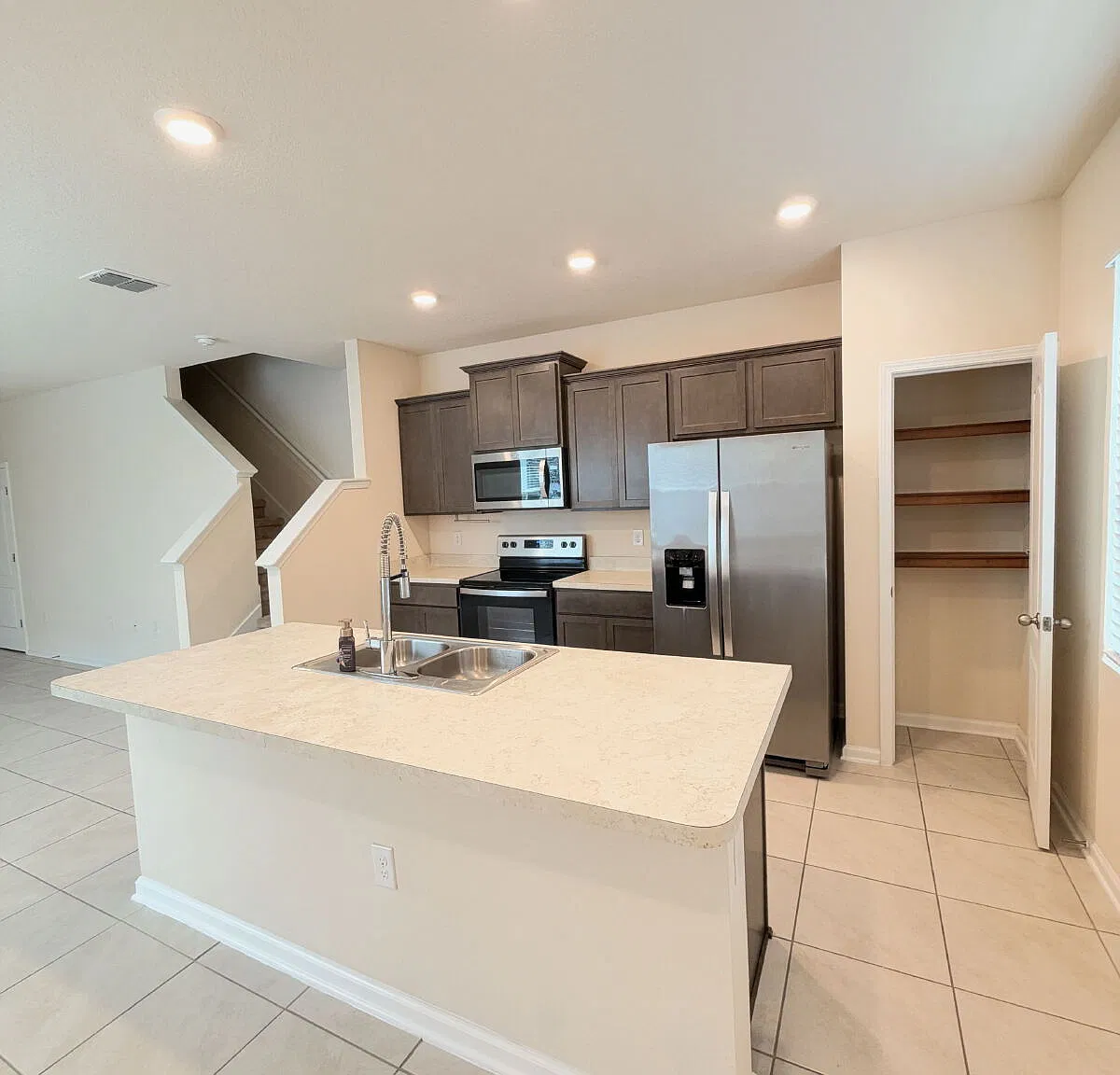 3 bed, 2.5 bath, 1338 sqft, $1,800 — Photo 3