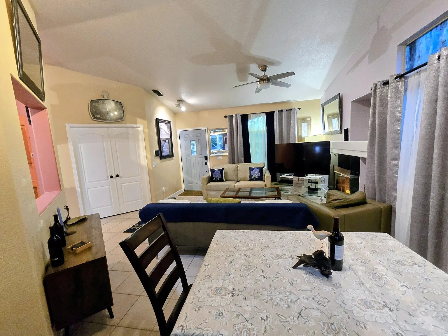 3 bed, 1250 sqft, $5,700 — Photo 1