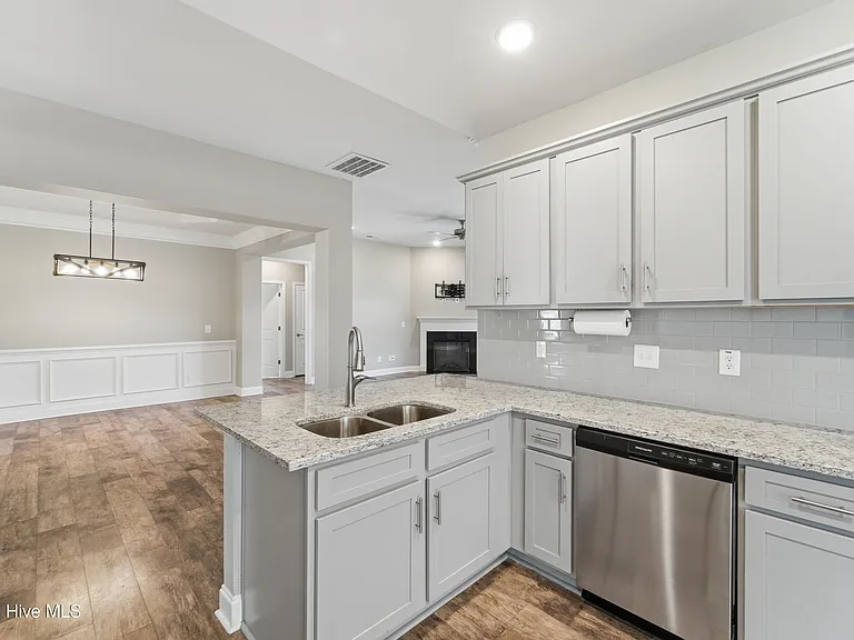 755 Greenwich Pl — Photo 13