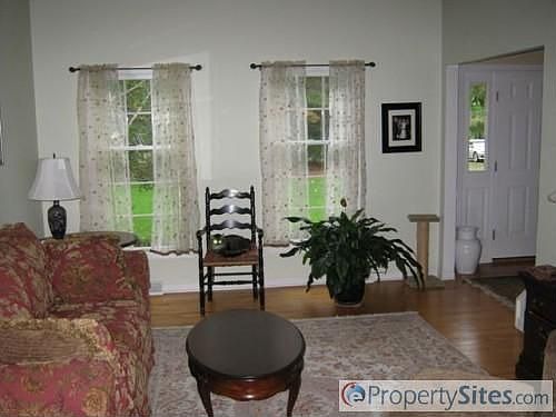 5th image of 31 E Claremont Dr