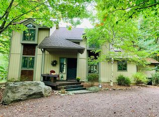 2165 Red Spruce Rd, Pocono Pines, PA 18350