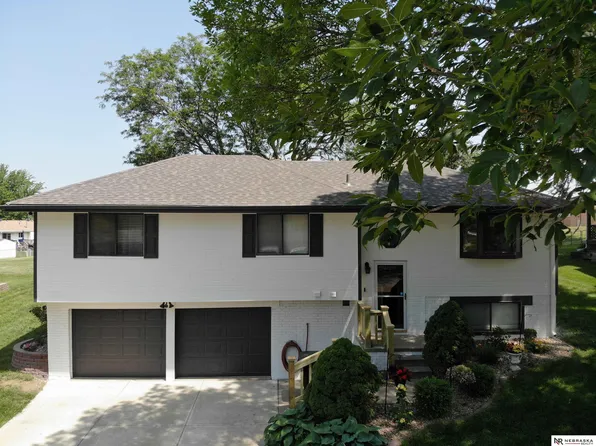 8906 Honey Locust Dr, La Vista, NE 68128