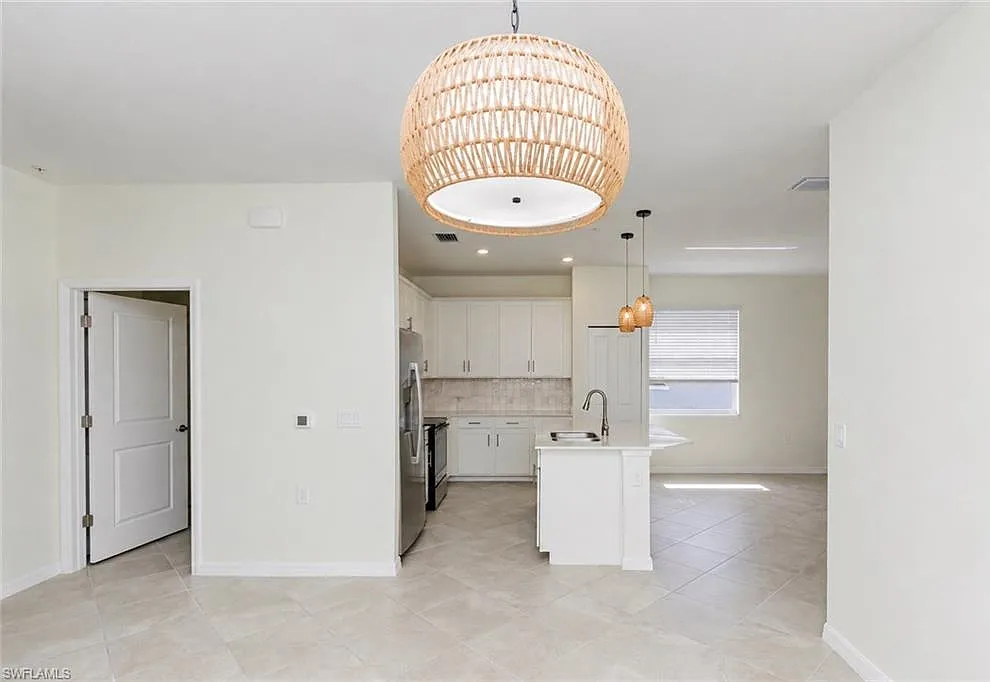 3 bed, 2.0 bath, 1301 sqft, $2,395 — Photo 4