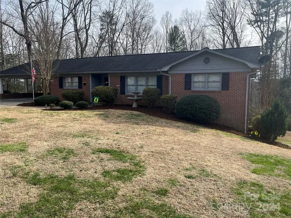 102 Crest Hill Dr, Morganton, NC 28655