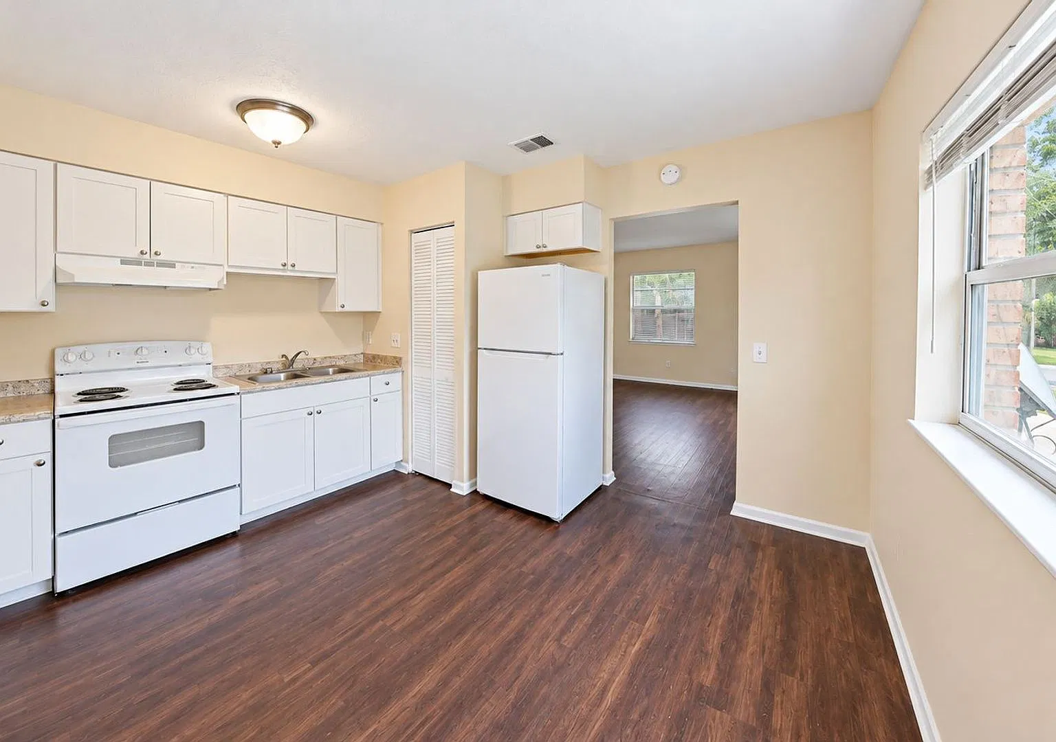 E Seneca Ave 1017 - TA10 — Photo 4
