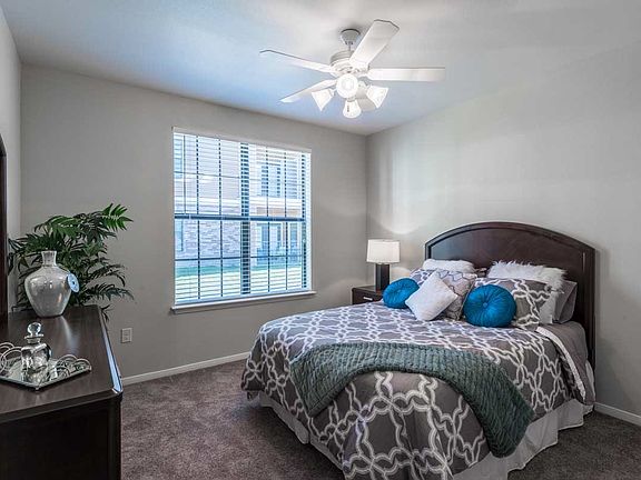 5th image of 1400 E Walnut St APT 423