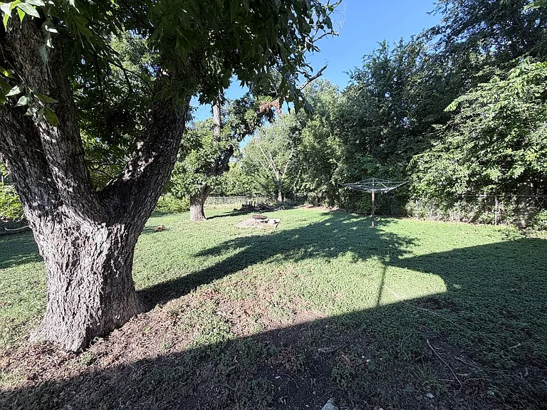 610 Stephen St — Photo 11