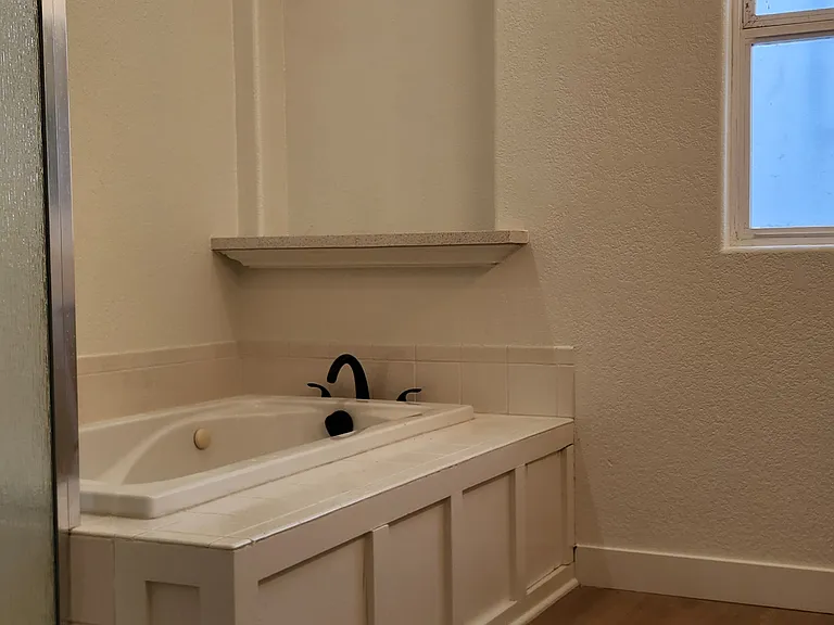 2246 Levante St — Photo 33