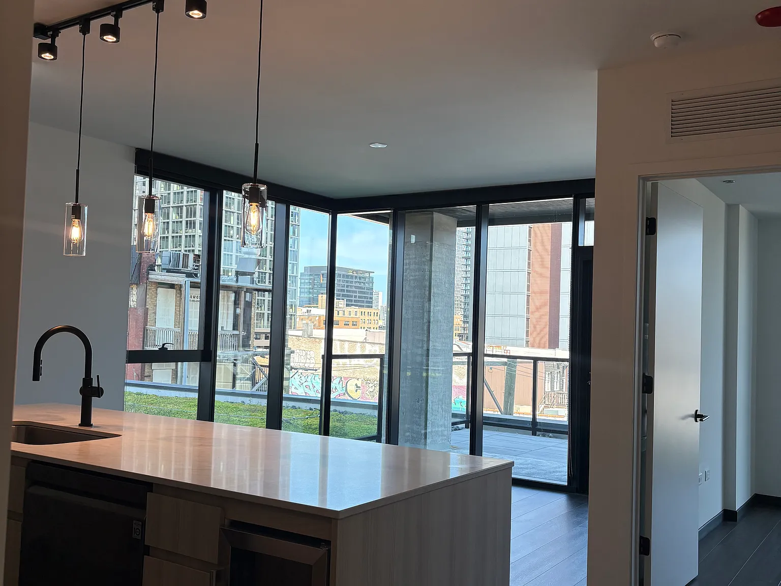2 bed, 1030 sqft, $4,116 — Photo 3