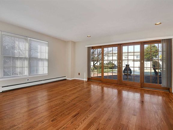 4th image of 11 Harton Ct