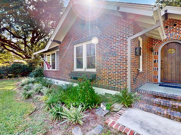 3rd image of 909 E Blount St