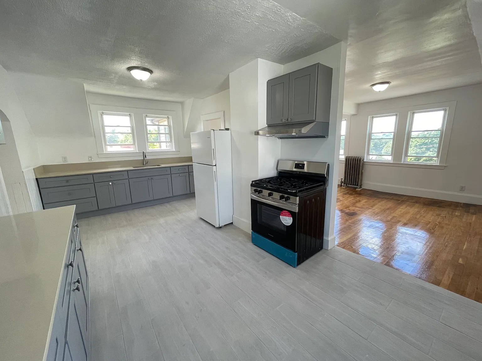 3 bed, 1180 sqft, $3,200 — Photo 3
