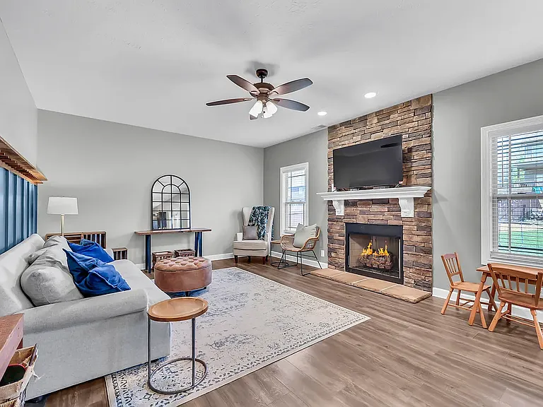 109 Easton Dr — Photo 12