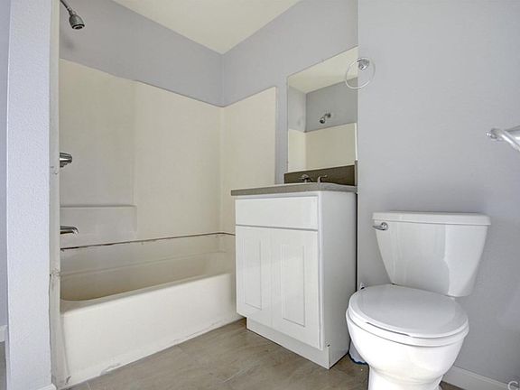 3rd image of 207 E 10th St