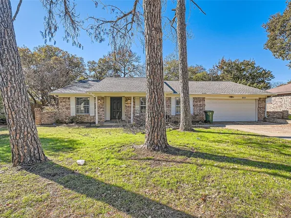 808 Stratford Dr, Bedford, TX 76021