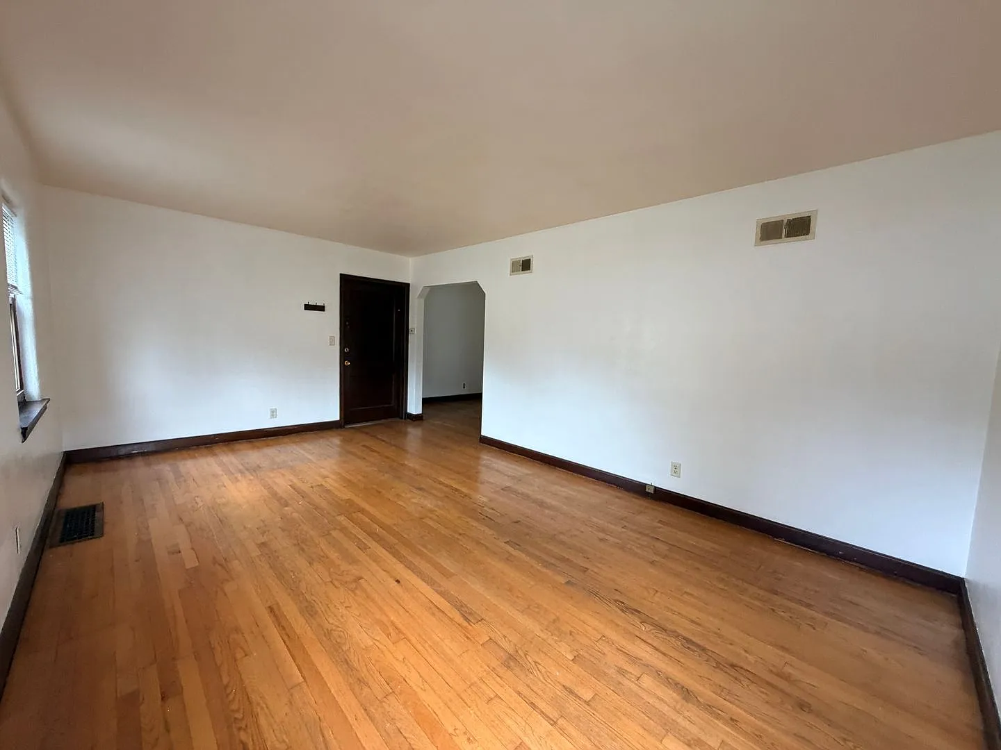 1011 W Locust St — Photo 4