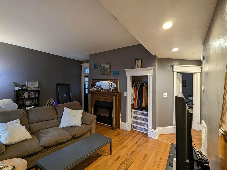 Large Living Room w/ Fireplace Mantle and Electric Fireplace. Recessed Lighting!