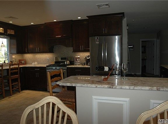 3rd image of 5 Oak Hill Dr
