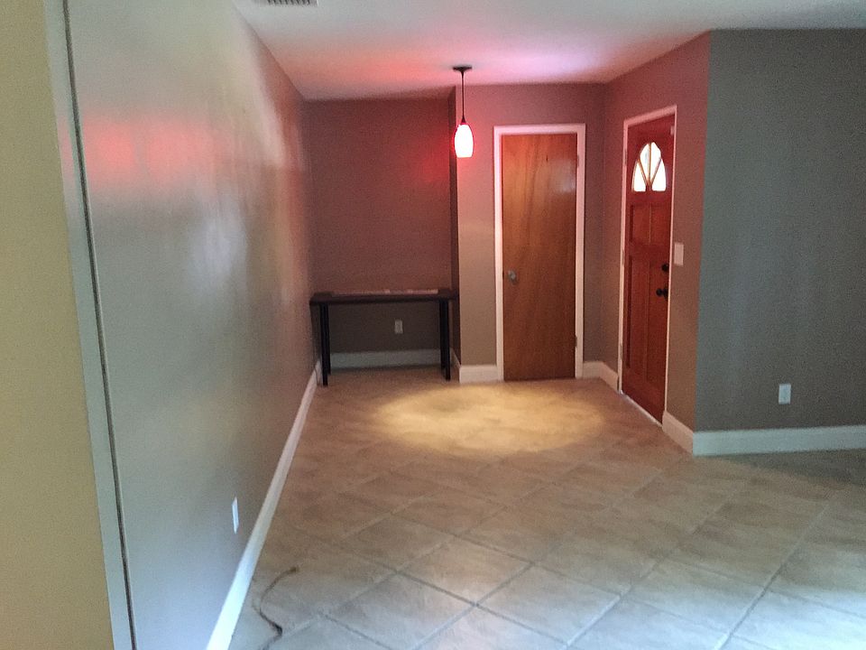1st image of 409 Lillian Dr