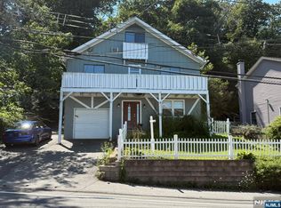 208 Maxim Dr, Hopatcong, NJ 07843