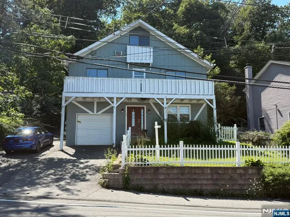 208 Maxim Drive, Hopatcong, NJ 07843
