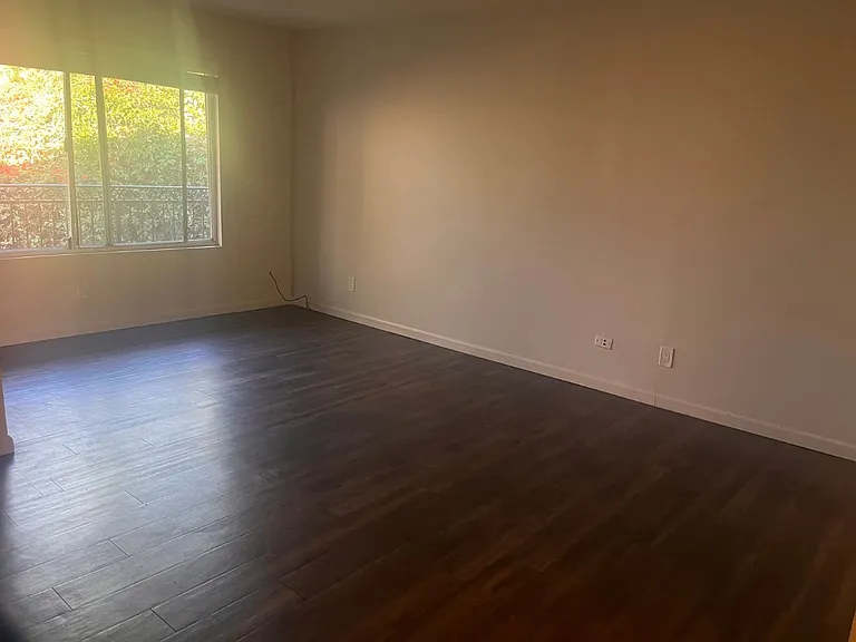 2525 Broadway — Photo 9