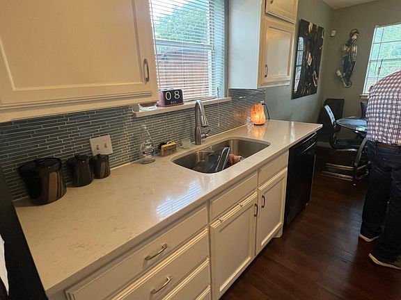 3rd image of 1003 Dayton Rd