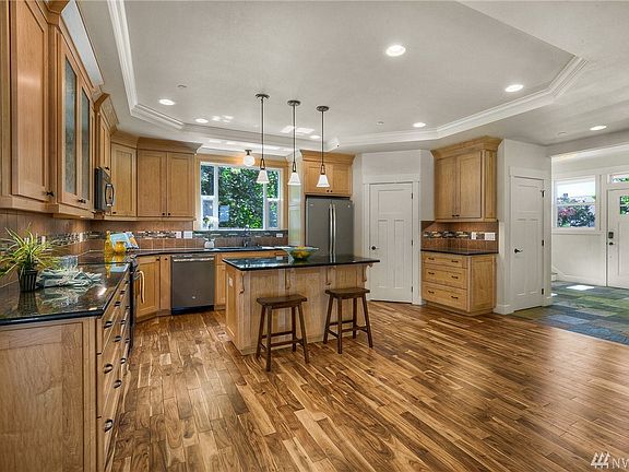4th image of 1920 Arbutus St NE