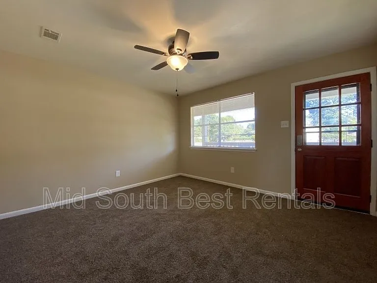 1300 Glenda Dr — Photo 4