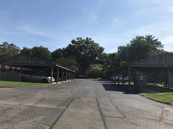 5th image of 808 S Woodlyn Dr