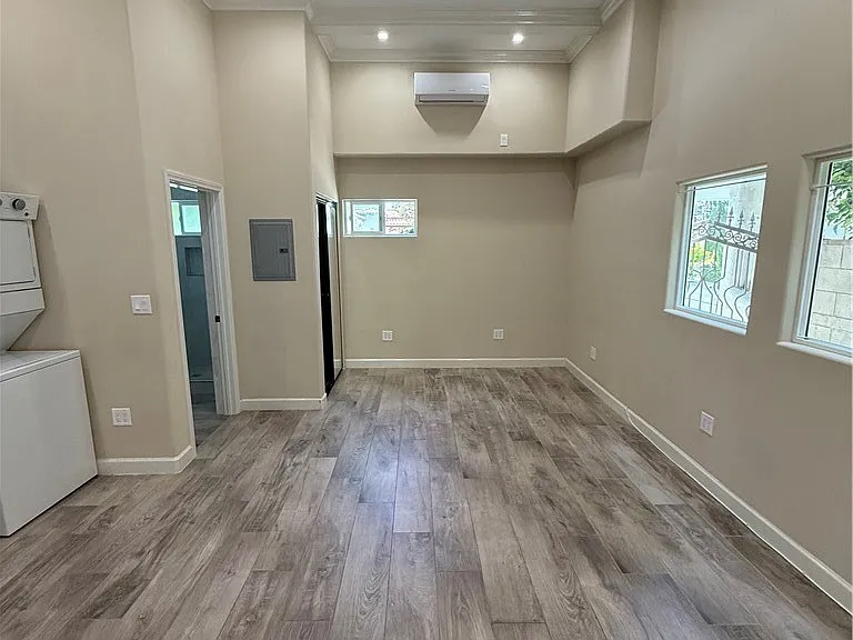 1911 Midvale Ave — Photo 3