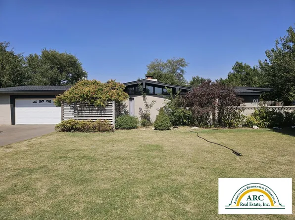 605 Briar Hill Dr, Garden City, KS 67846