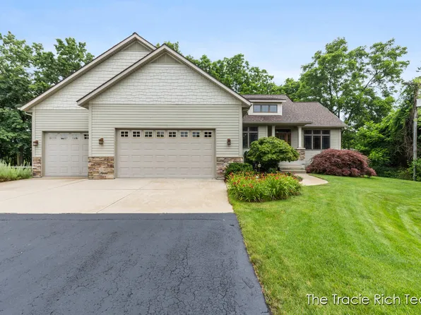 360 River Place Dr SE, Lowell, MI 49331