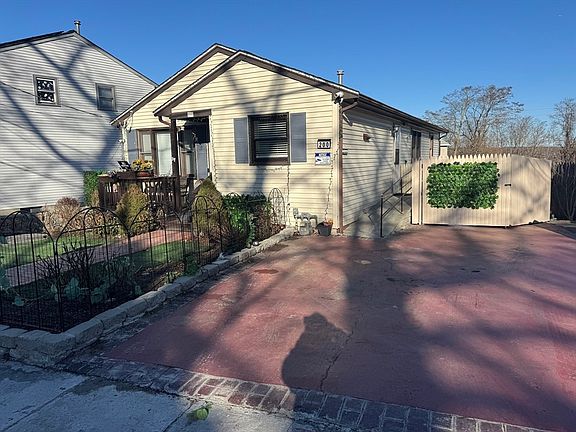 3rd image of 200 Crescent St