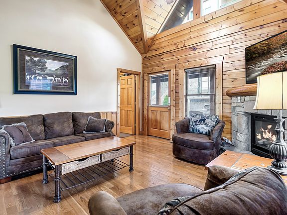 4th image of 415 Big Bear Way