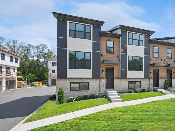 1016 Pine Tree Ln, Troy, MI 48085
