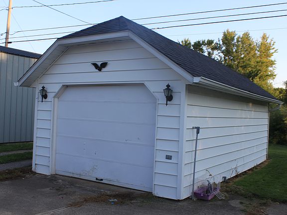 3rd image of 320 Belton St