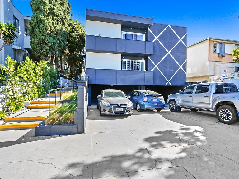 514 N Hayworth — Photo 4