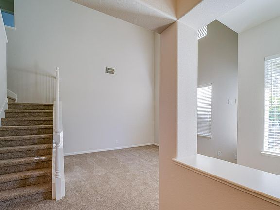4th image of 2902 W Creek Lane