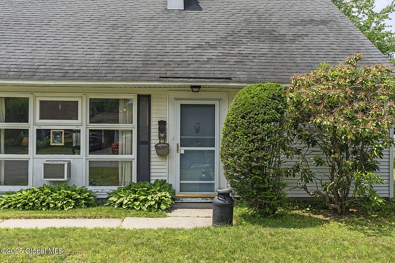 4th image of 943 O'Brien Avenue