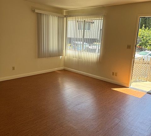 2nd image of 2831 Montrose Ave APT 5
