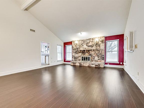 3rd image of 1010 Greenway Dr