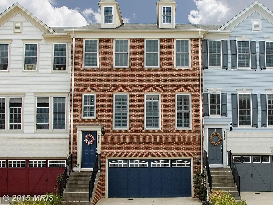 Brick Front TownHome, Fantastic Leesburg Location